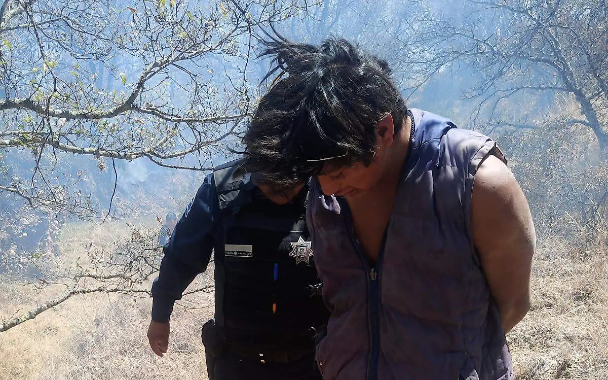 SJR POLI ESTABA COLGADO DE LOS