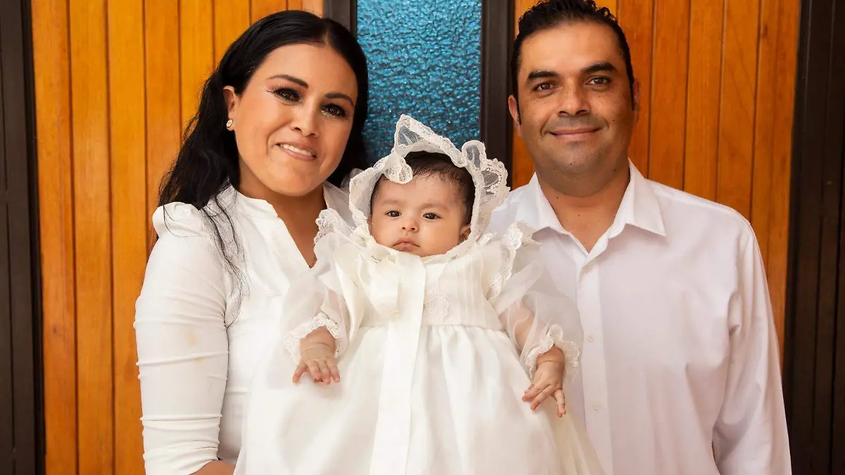 SJR Fabiola Arroyo y Eduardo Ugalde con su ahijada