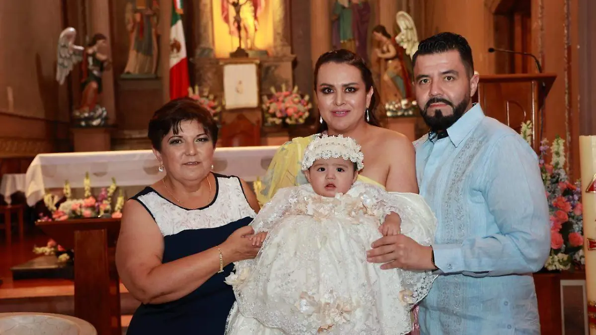 SJR Los papas de Emma con su madrina Silvia Rodiguez