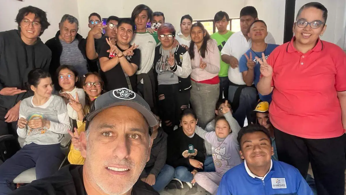 SJR El actor convivio con los jovenes de Armonia e Inclusion