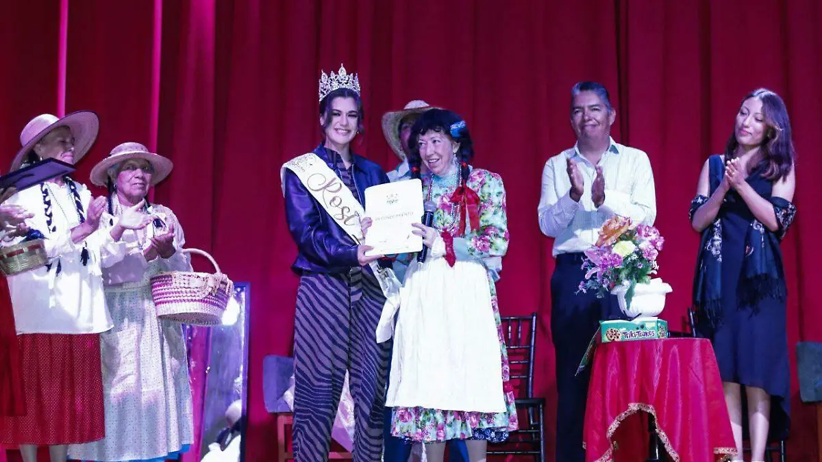 SJR FOTO PRINCIPAL La reina Rosi I entrego el reconocimiento