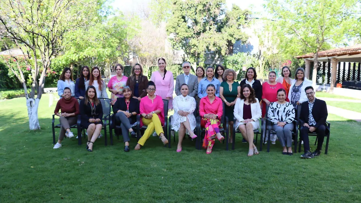 FOTO PRINCIPAL  SJR Las invitadas al evento en la foto oficial
