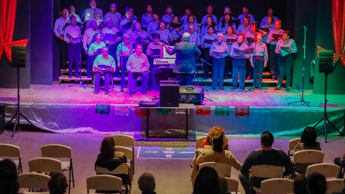 FOTO PRINCIPAL SJR El grupo coral Voces y Recuerdos se presento con exito