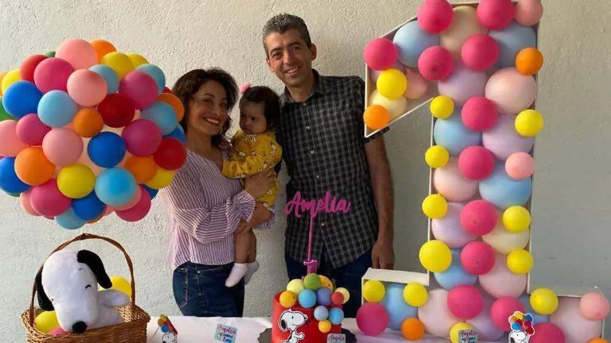 Sus padrinos Liz León e Ismael Ugalde asistieron