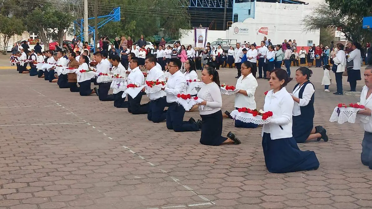 FOTO PRINCIPAL Integrantes de la asociación realizando el enrosamiento