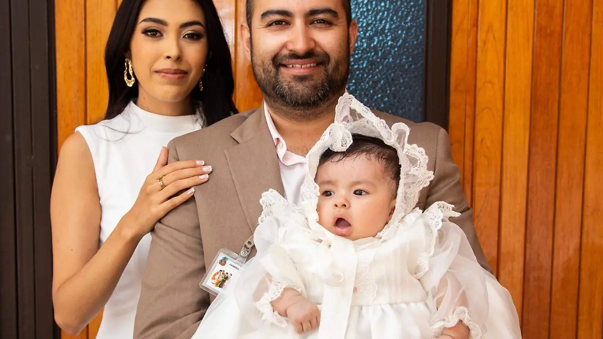 SJR Fernanda Arroyo y Emmanuel Ruiz con su hija