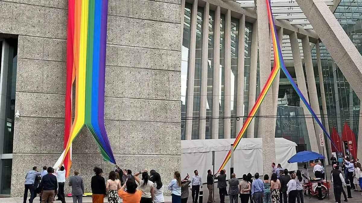 rompen bandera en INFONAVIT (1)