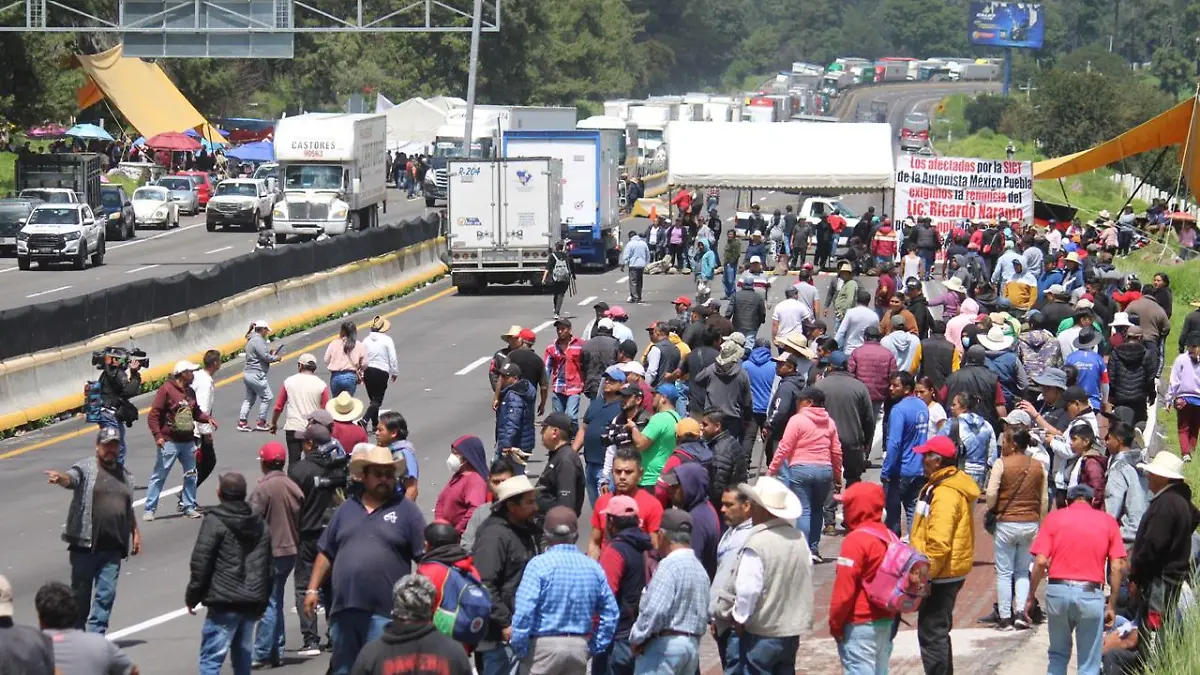 Ejidatarios liberan un carril de la México-Puebla