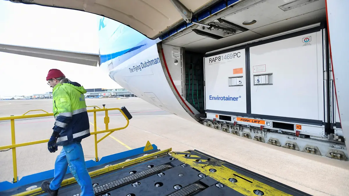 2020-11-26T133131Z_800539047_RC21BK92O33D_RTRMADP_3_HEALTH-CORONAVIRUS-AIR-FRANCE-KLM-VACCINES (1)