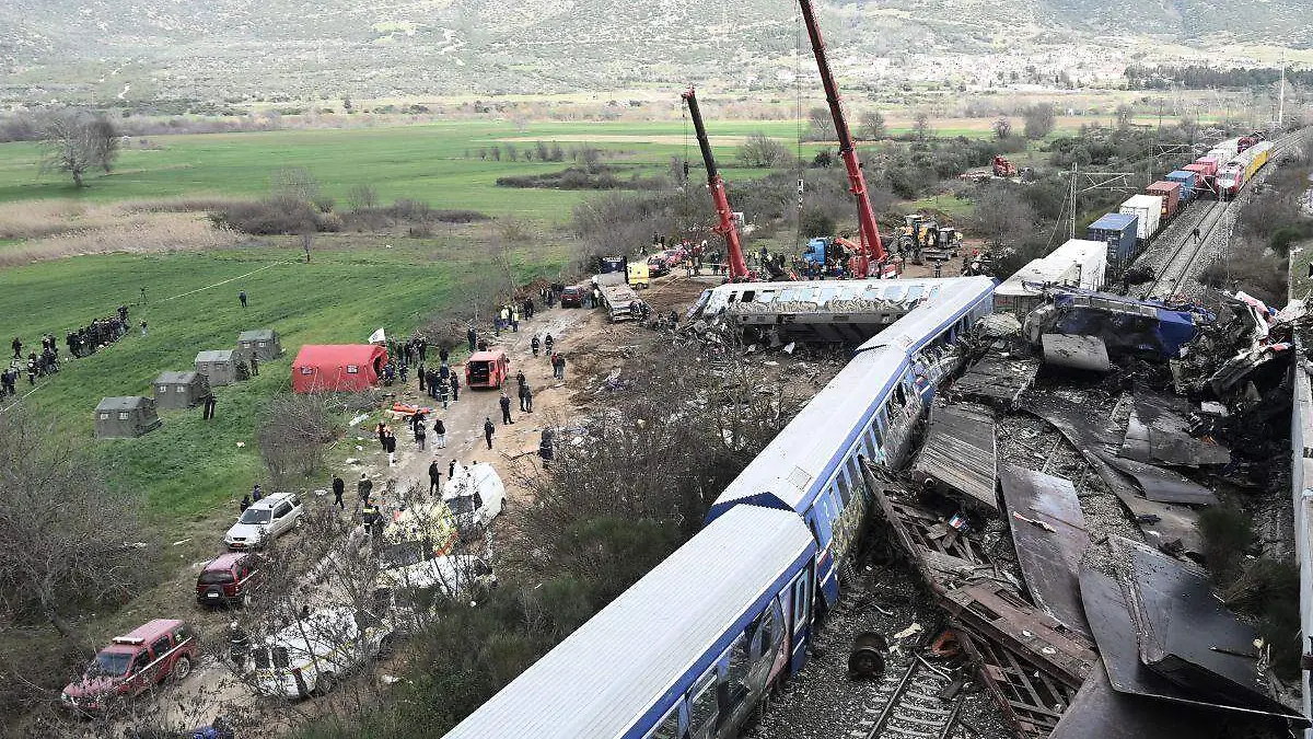 El peor accidente ferroviario en Grecia fue por error humano; van 38 muertos
