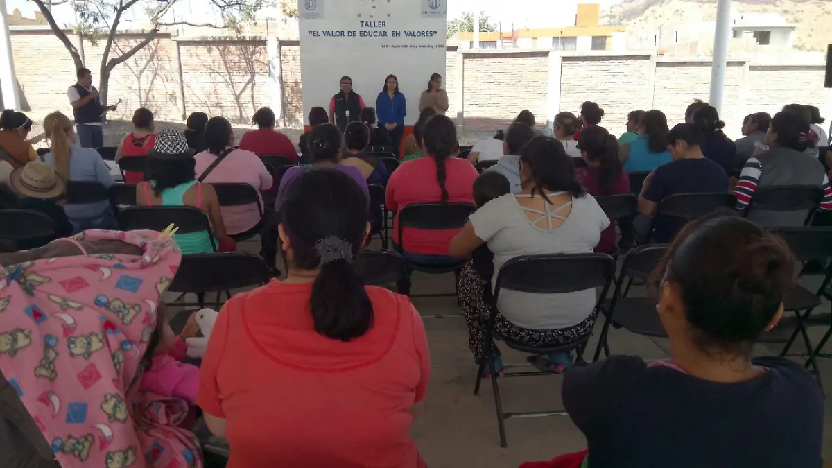 Imparten taller “El valor de educar en valores”.