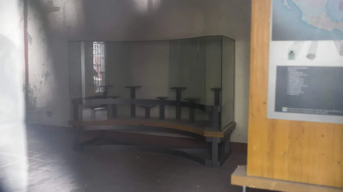 Las vitrinas de la sala de vasijas e instrumentos históricos lucen vacías.