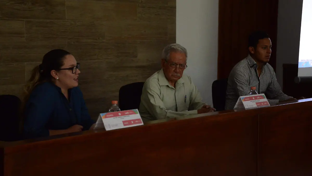 Los estudiantes de Derecho de la UAQ, recibieron una conferencia magistral sobre la vida cotidiana y usos y costumbres en México.