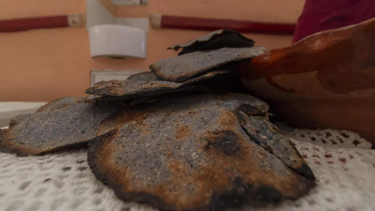 Las tostadas de maíz azul quebrado le dan soporte a la comida.
