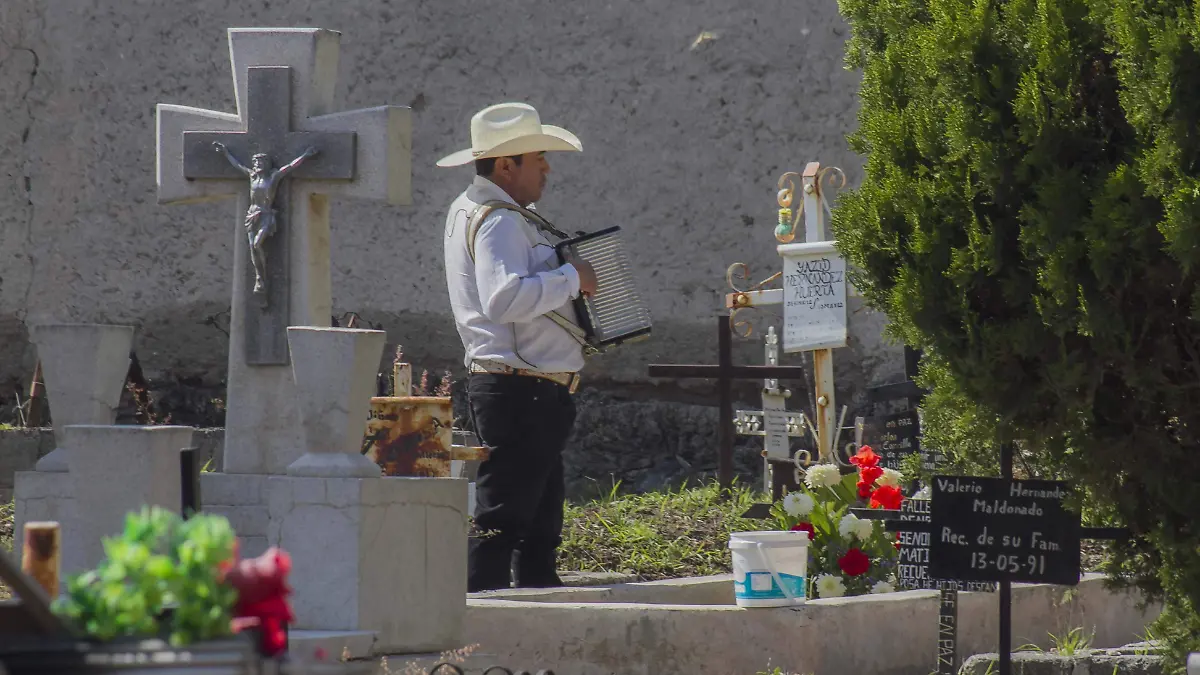 Músicos a la espera de ser contratados para alegrar las tumbas. Foto César Ortiz.