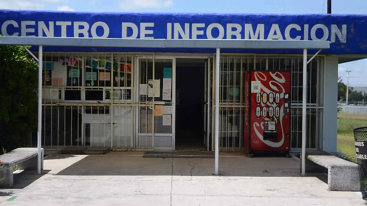 La biblioteca se encuentra adentro del Centro de Información.
