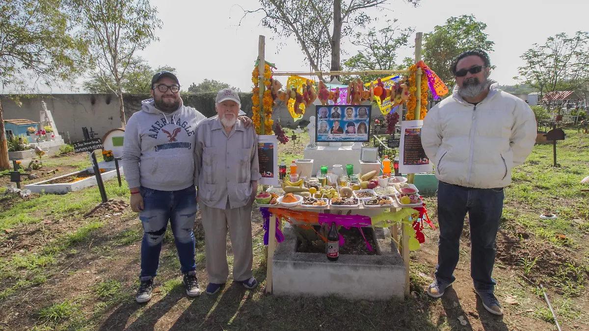 La familia formó esta ofrenda al estilo guerrerense. Foto César Ortiz.