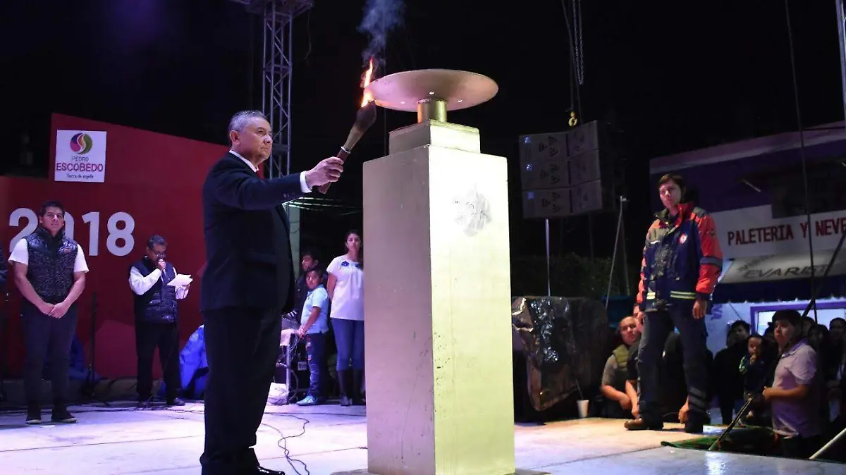 Se llevó a cabo el encendido del pebetero tras la llegada del fuego patrio. Foto Especial