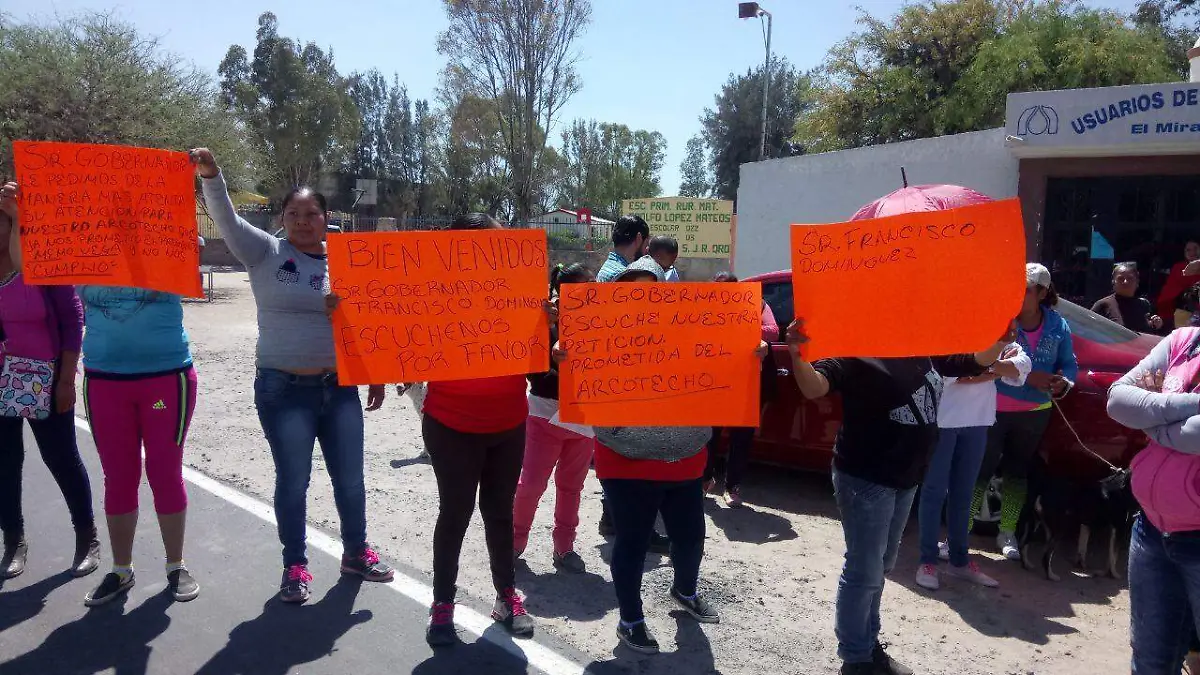 Manifestantes de El Mirado cerraron por unos instantes el acceso principal para ser escuchados por el gobernador de Querétaro en su gira por San Juan del Río.