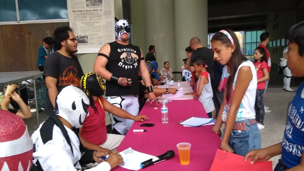 Luchadores dieron autógrafos a los menores asistentes.