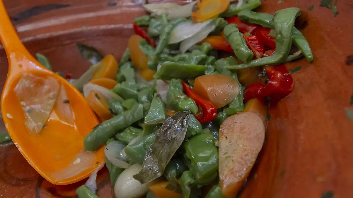 Los nopalitos los condimenta con zanahorias y chiles picosos.