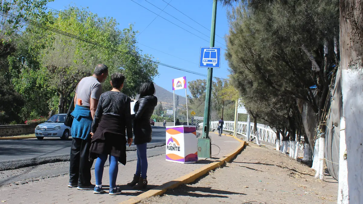 Reúnen firmas para apoyar la construcción del puente peatonal.