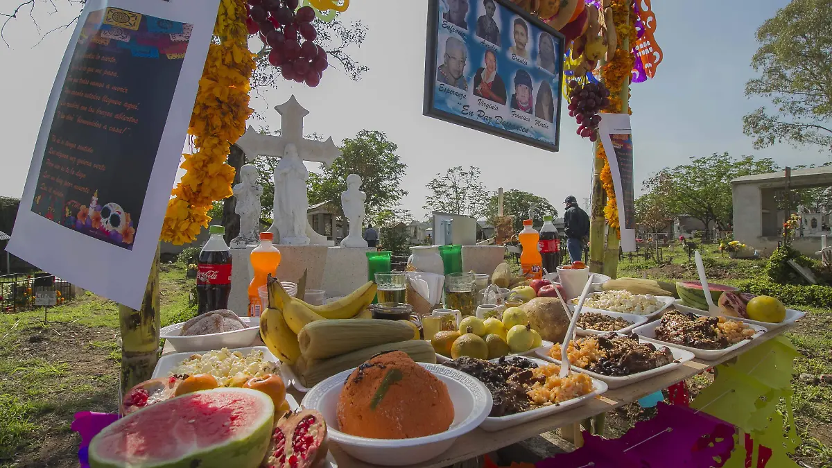 Una mezcla de sabores y colores en este peculiar altar de muertos. Foto César Ortiz.