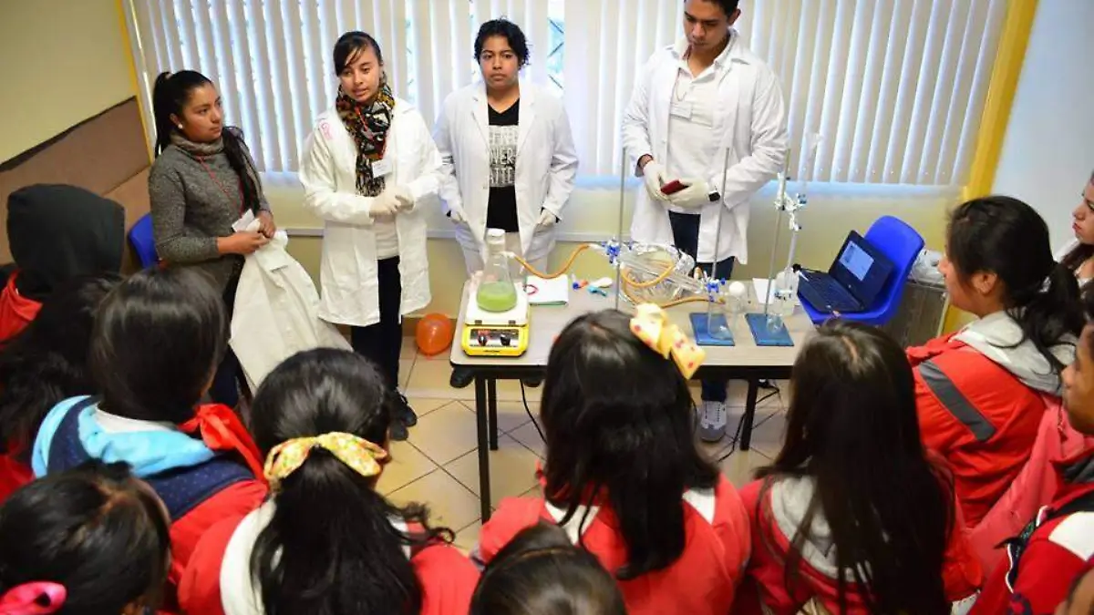 Alumnos de los tres planteles del Cobaq en Amealco, conocieron la innovación en los proyectos de los universitarios.
