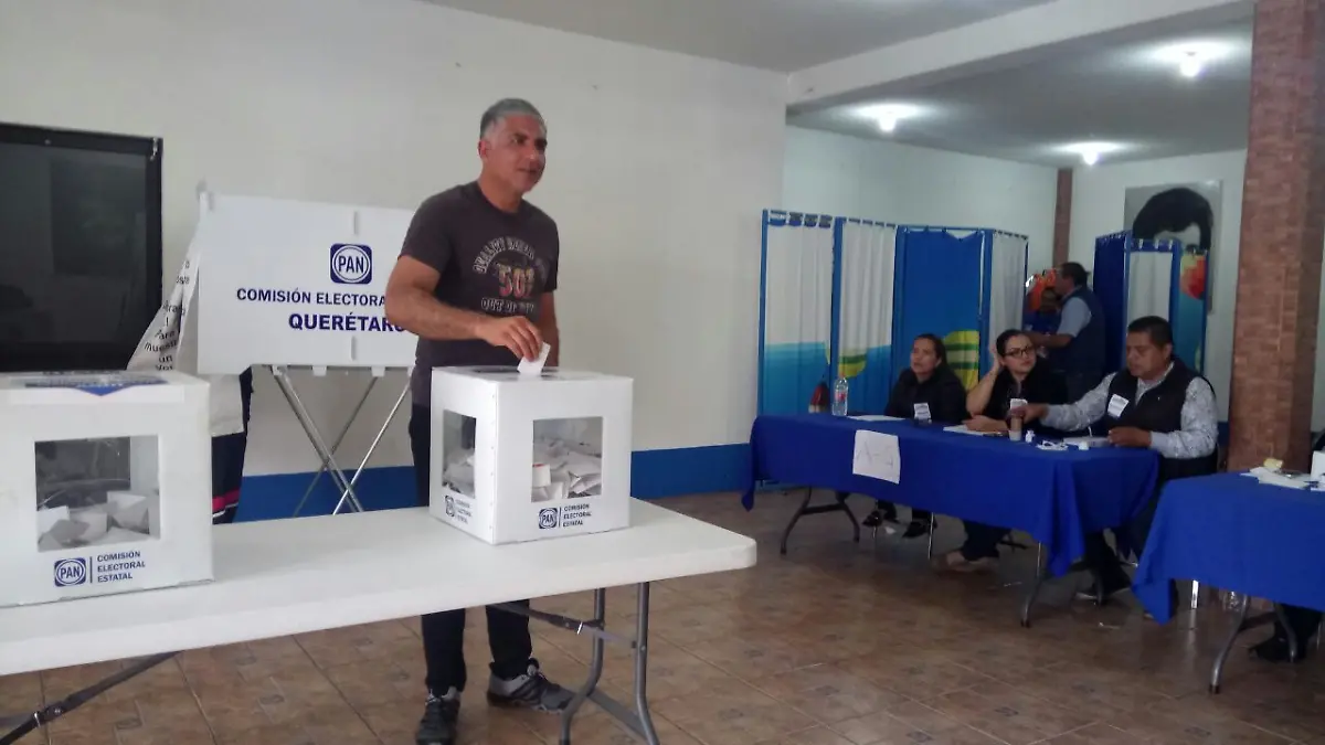 Panistas acudieron a emitir su voto.