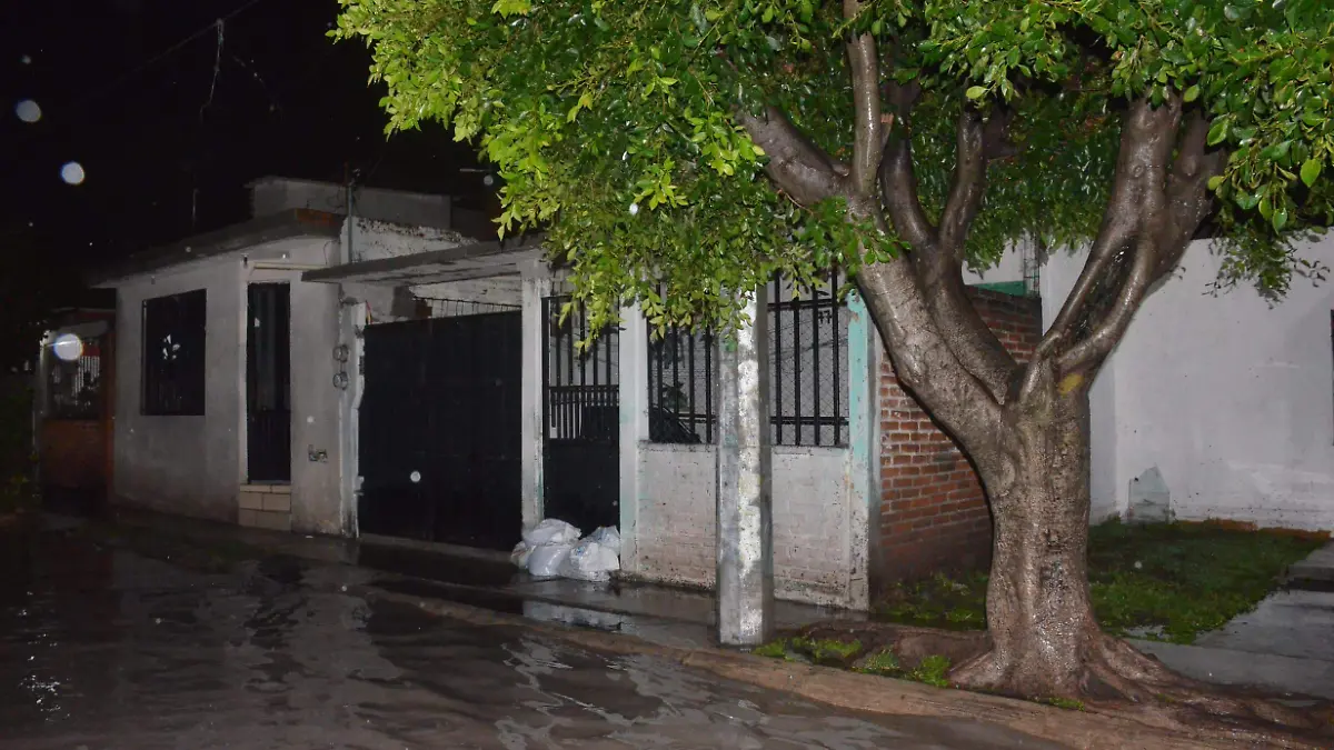 Los colonos han buscado alternativas para evitar el ingreso de agua como la colocación de costales.