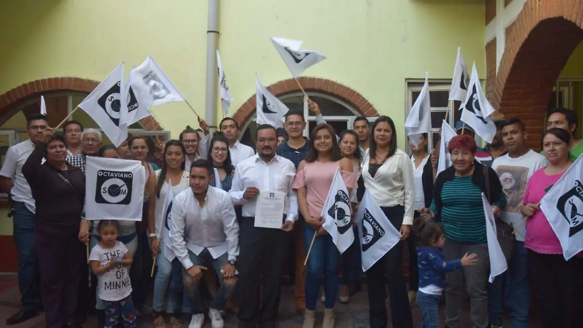 Acompañado de sus simpatizantes, Octaviano Sánchez Martínez se registró como aspirante.