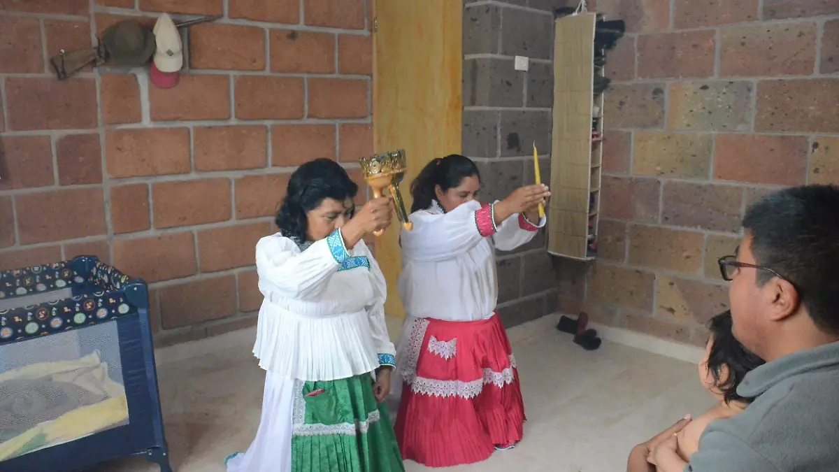 Quienes participan piden permiso a los puntos cardinales para iniciar con la curaci_n.  Luis Lu_vanos.  El Sol de San Juan del R_o.