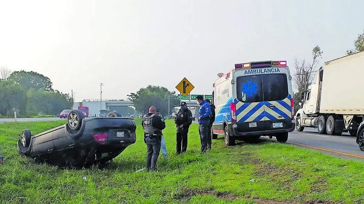 EL CARRO TERMINO EN LA CUNETA CENTRAL_CMYK