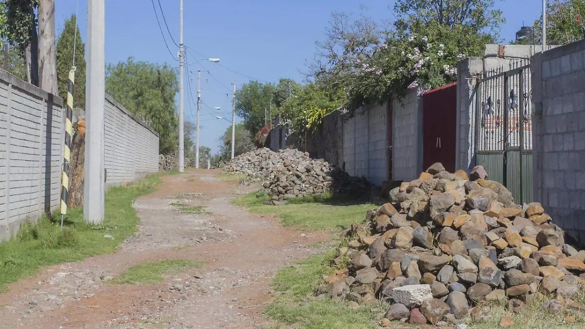 Los habitantes de la calle aportaron las piedras, las cuales están ahí desde hace siete años y medio.  Foto César Ortiz  El Sol de San Juan del Río (1)
