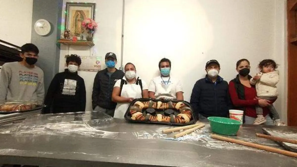 Un ejército de trabajadores colabora en la elaboración de este manjar tradicional.  Dolores Martínez.