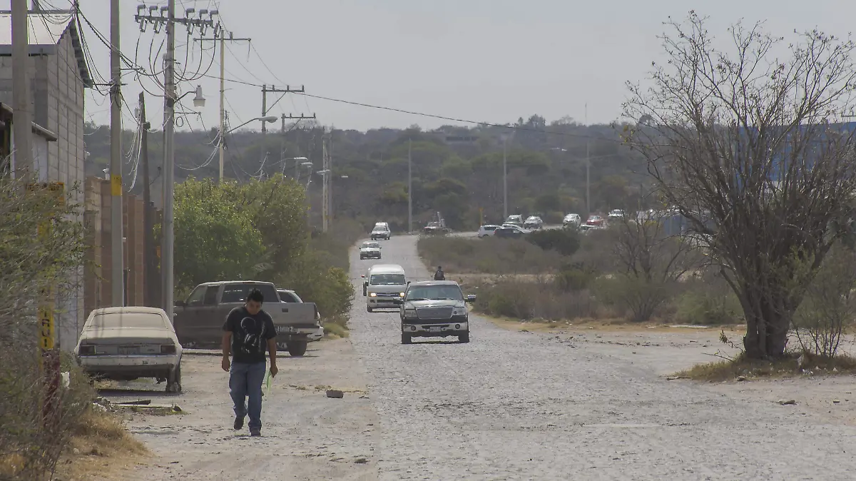 No hay ni banquetas para el acceso de las personas. Foto César Ortiz. El Sol de San Juan del Río.