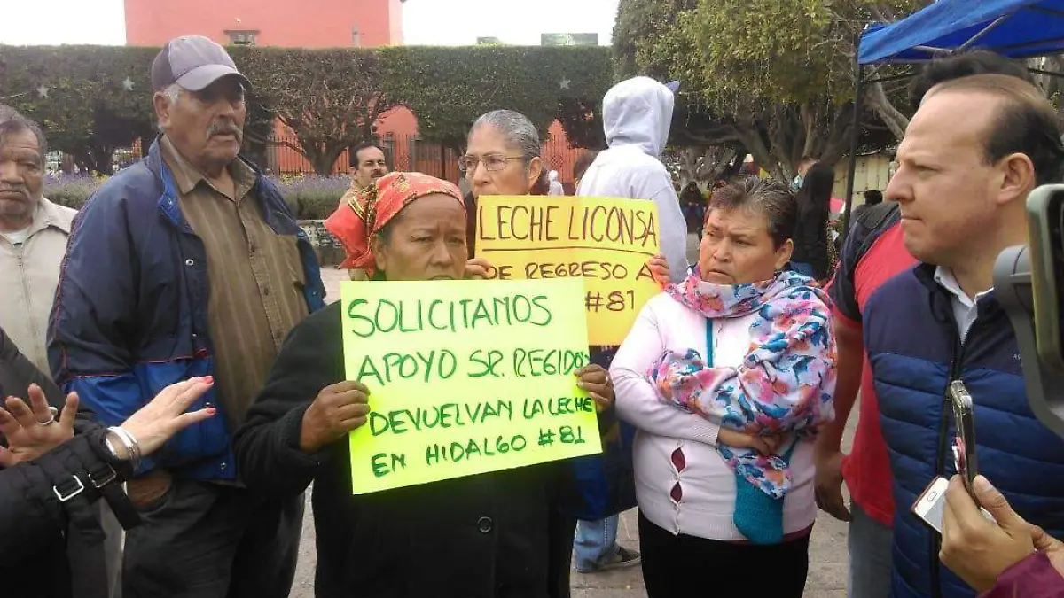 Beneficiarios de Liconsa pidieron al regidor que haga un llamado al responsable del programa federal.  Foto Monsetrrat García  El Sol de San Juan del Río.