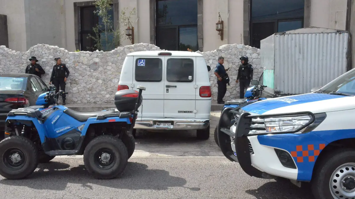 En esta camioneta pretendían huir con la mercancía.  Foto Luis Luévanos.
