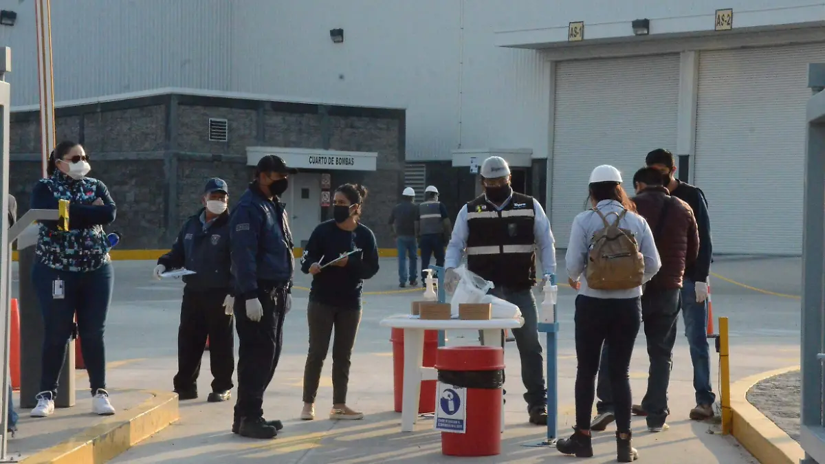 Trabajadores pasan por diversos filtros sanitarios. Luis Lu_vanos. El Sol de San Juan del R_o.
