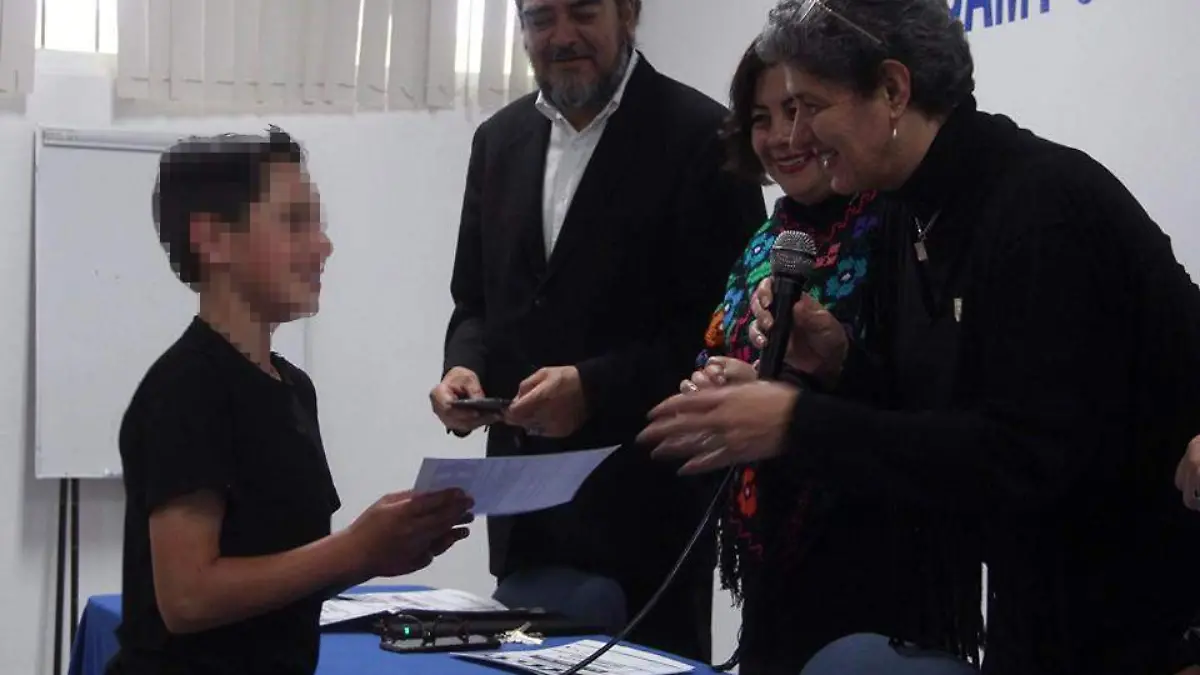 La rectora reconoció el esfuerzo de los niños en el proyecto audiovisual. Foto Cortesía UAQ.