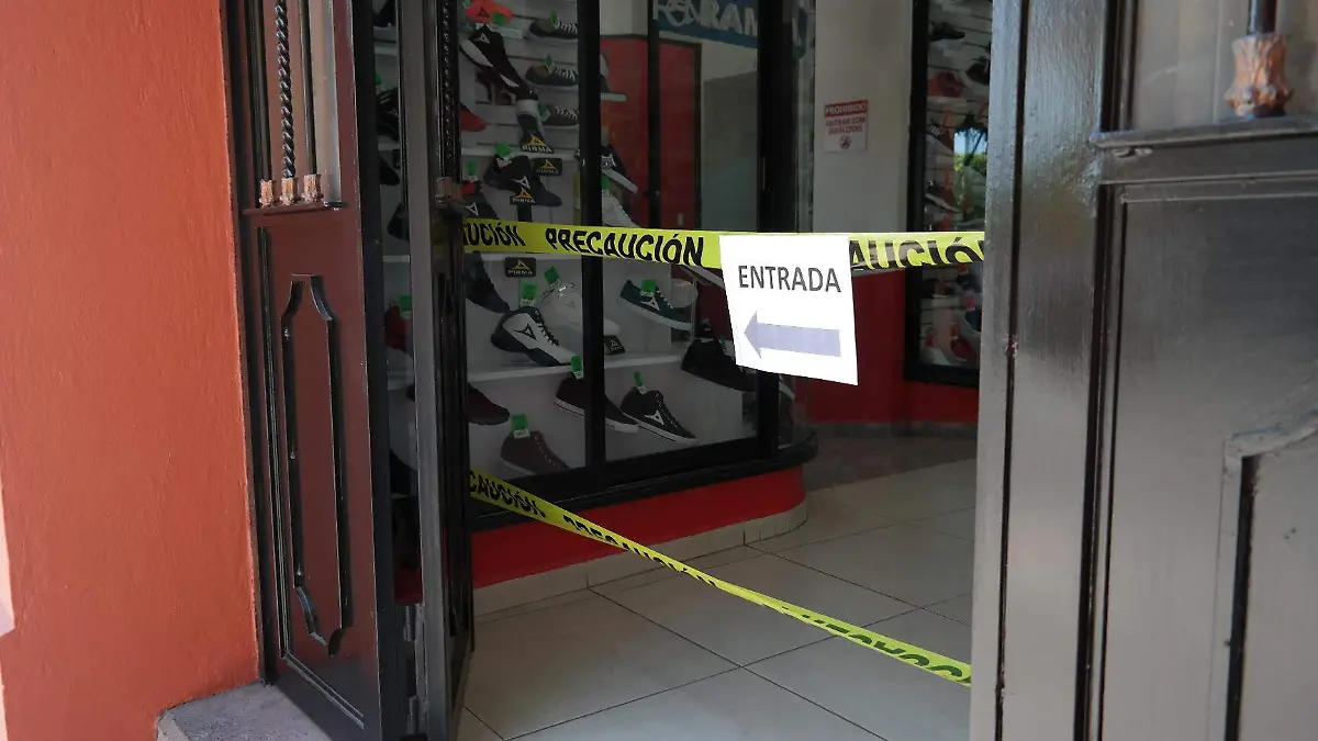 Comercios se alinean con medidas de sanidad.Dolores Mart_nez.El Sol de San Juan del R_o.