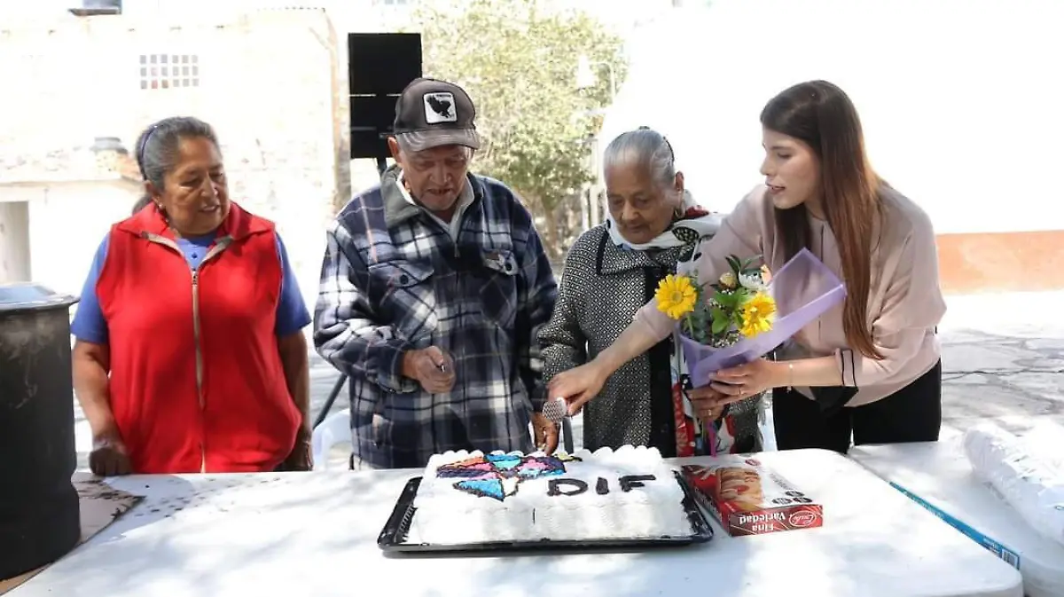 FOTO PRINCIPAL SJR Entre los tres partieron su pastel
