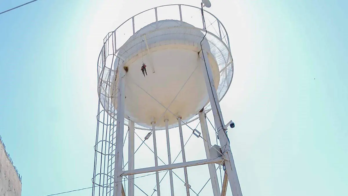 Limpian tanques de almacenamiento de agua potable.  Foto César Ortiz  El Sol de San Juan del Río.