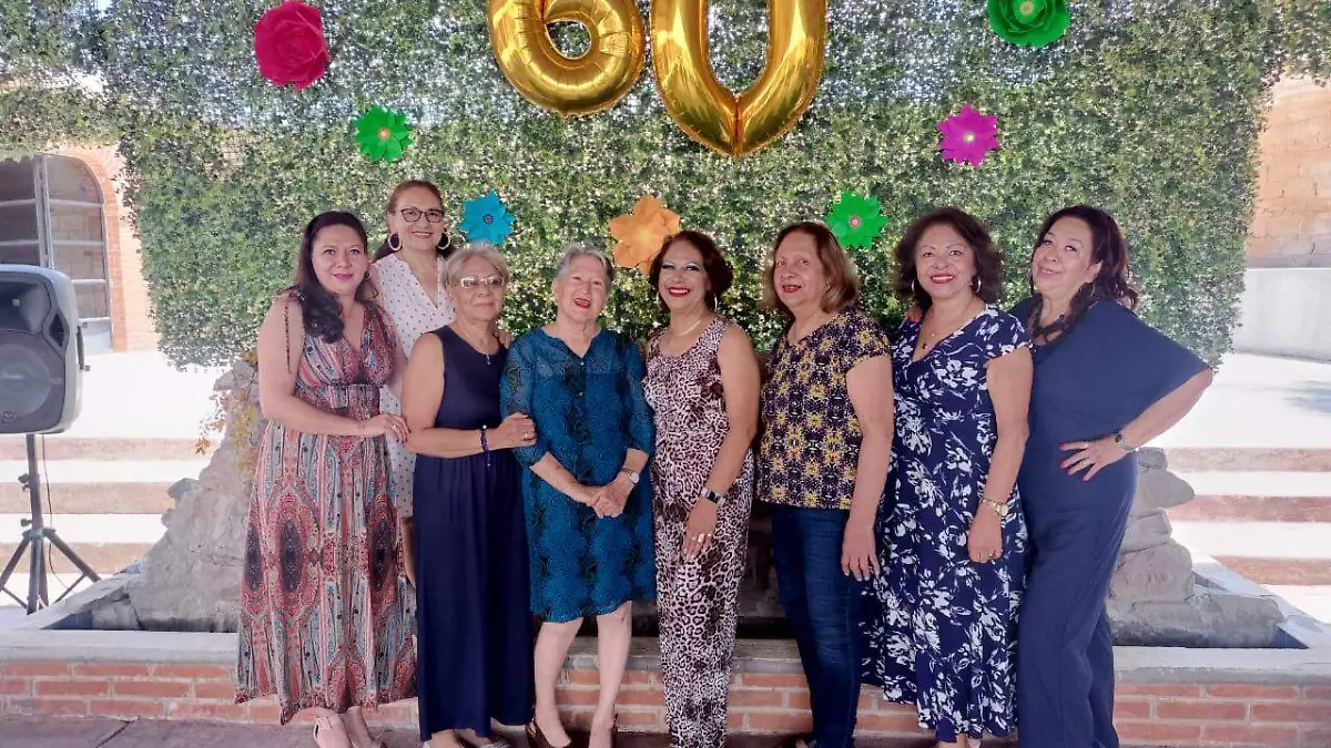 FOTO PRINCIPAL SJR La festejada con sus hermanas