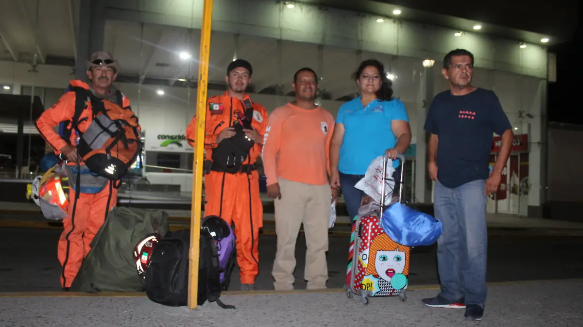 Un grupo de rescatistas queretanos emprendieron el viaje a Guatemala para ayudar