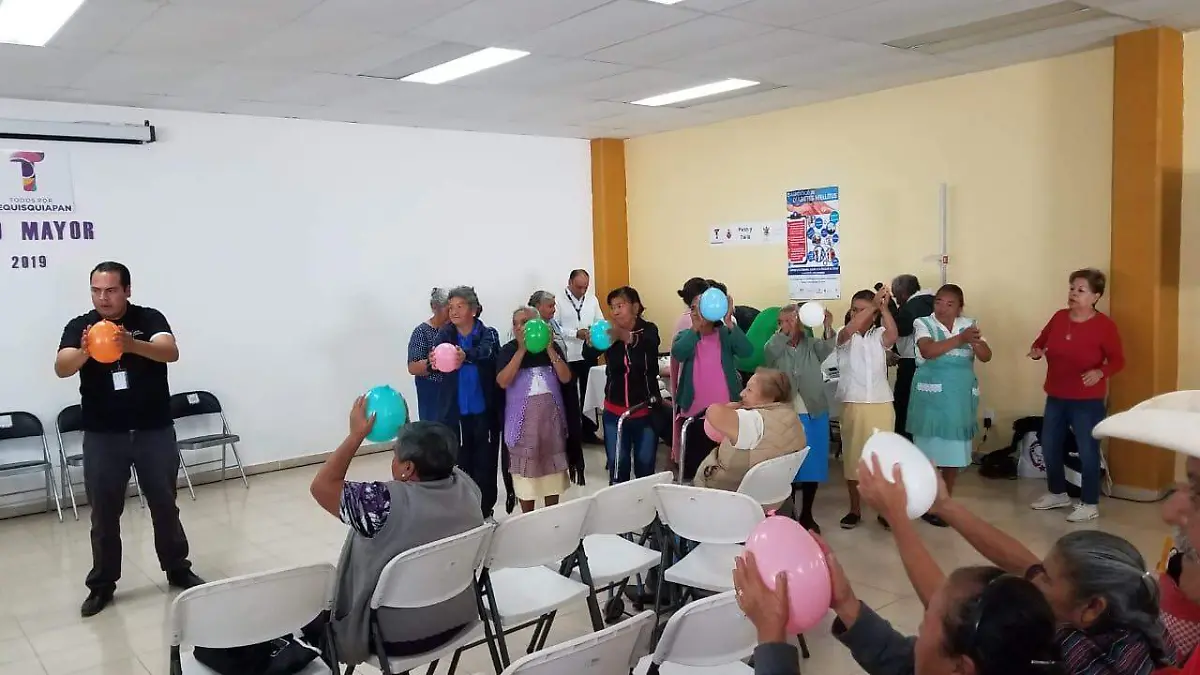 Importante participación de adultos mayores en la feria de la salud para esta población
