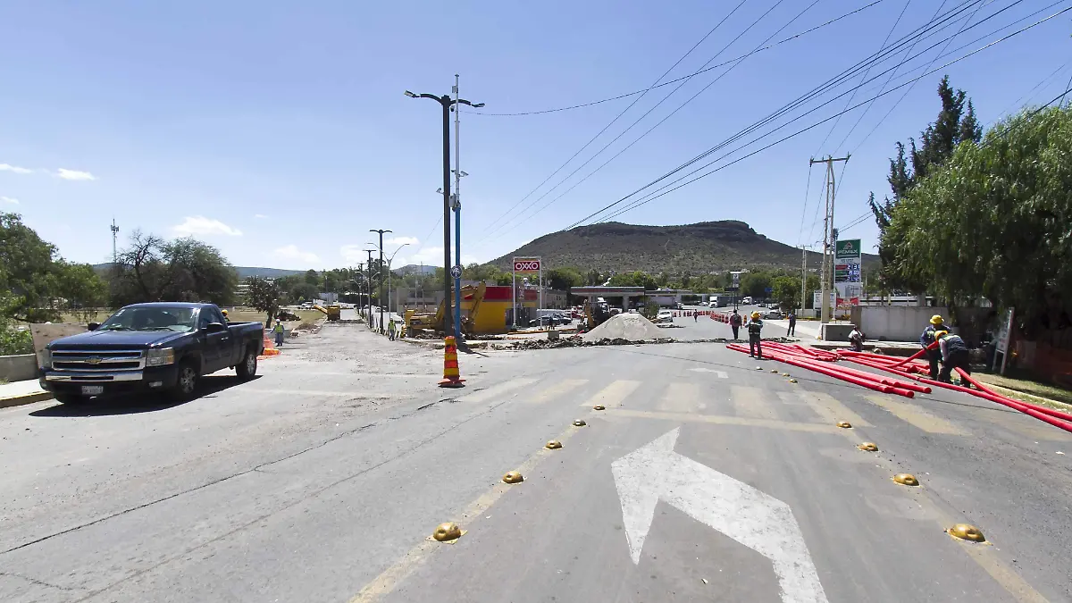 Por las obras que desarrolla gobierno del estado para la construcción de la vialidad alterna, se llevan a cabo cierres en vialidades.  Foto César Ortiz.