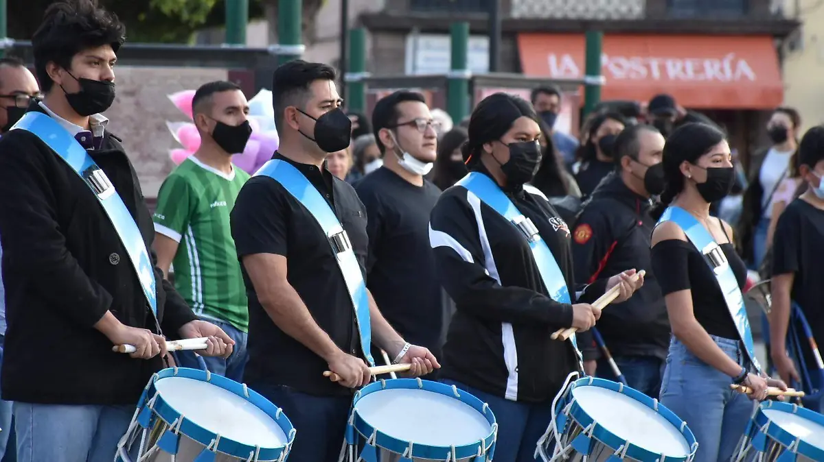 Jovenes en el acto civico