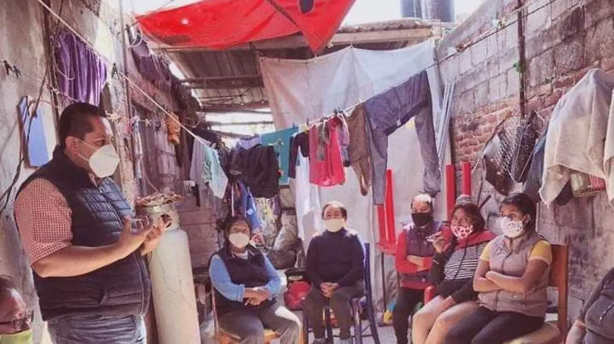 En tanto inaugura oficinas, el líder de FSM en San Juan del Río lleva a cabo visitas en comunidades.  Cortesía FSM SJR.