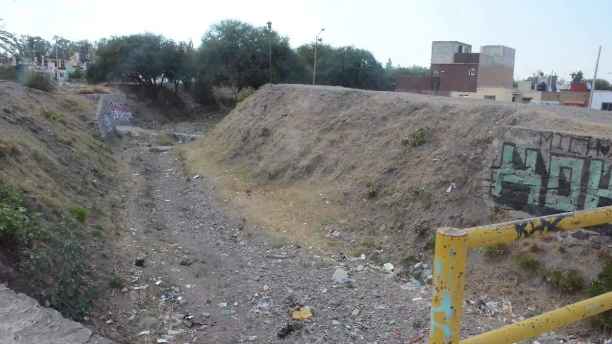 Con la creciente de agua pluvial, de manera constante hay desbordes.Luis Luévanos. El Sol de San Juan del Río.